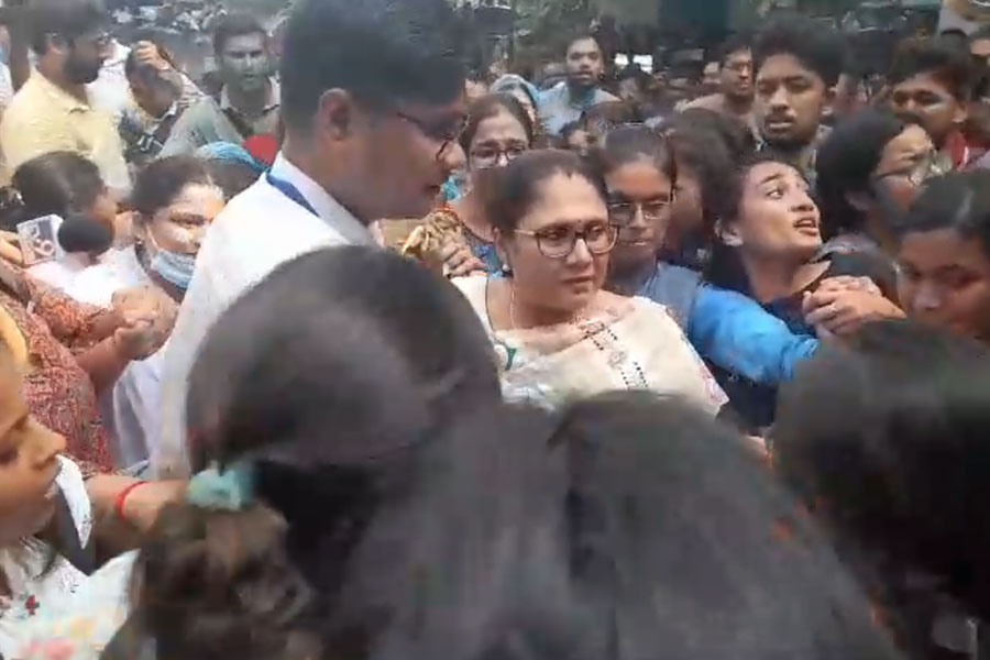 RG Kar Hospital: Nurses and students gherao Pricipal to get written assurance on security