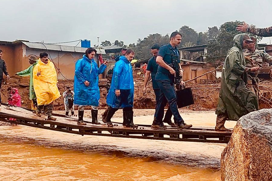 Rahul Gandhi and Priyanka Gandhi visit landslide site in Wayanad