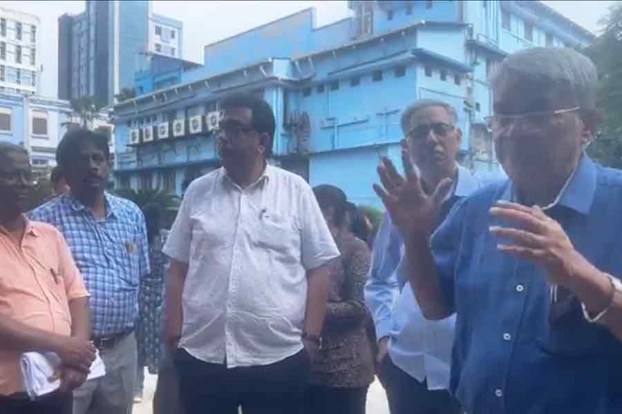 Santanu Sen stages protest in R G Kar