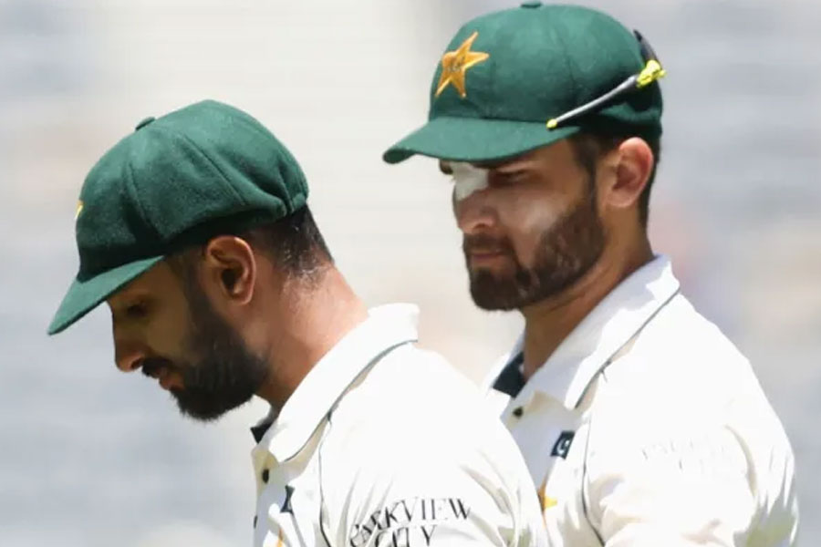 Shaheen Afridi takes Pakistan Captain Shan Masood hands off his shoulder during team huddle