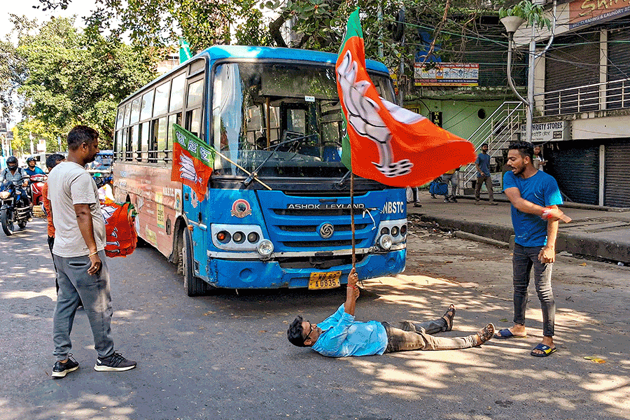 Bandh by BJP: Kunal Ghosh go to sealdah station