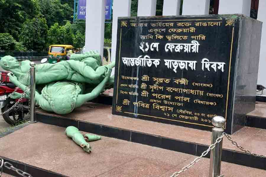 Statue of Martyr of bhasha andolon is vandalised in Beleghata