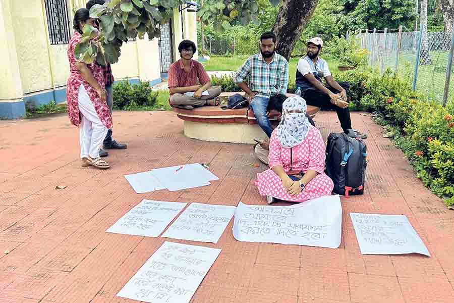 PhD student protested in front of VC office of VIswabharati over thesis submission