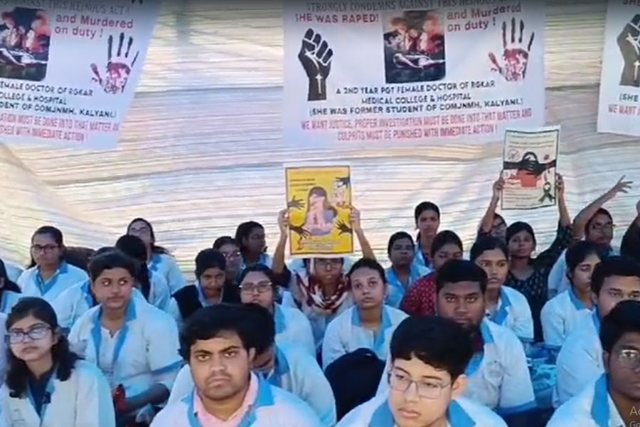 Kalyani JNM Doctors in dharna after doctor killed in RG Kar