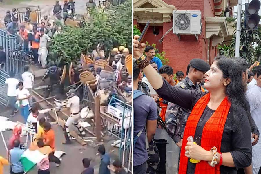 Nabanna Abhijan: A group of protestors seen to busy taking selfie at Howrah