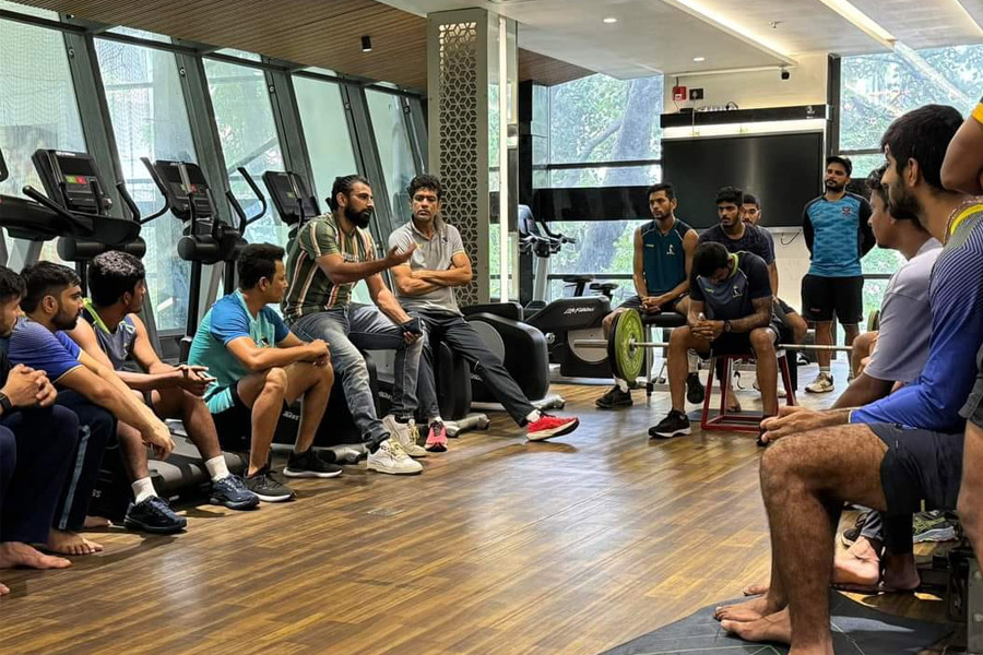 Mohammad Shami visits Bengal dressing room, shares pep talk
