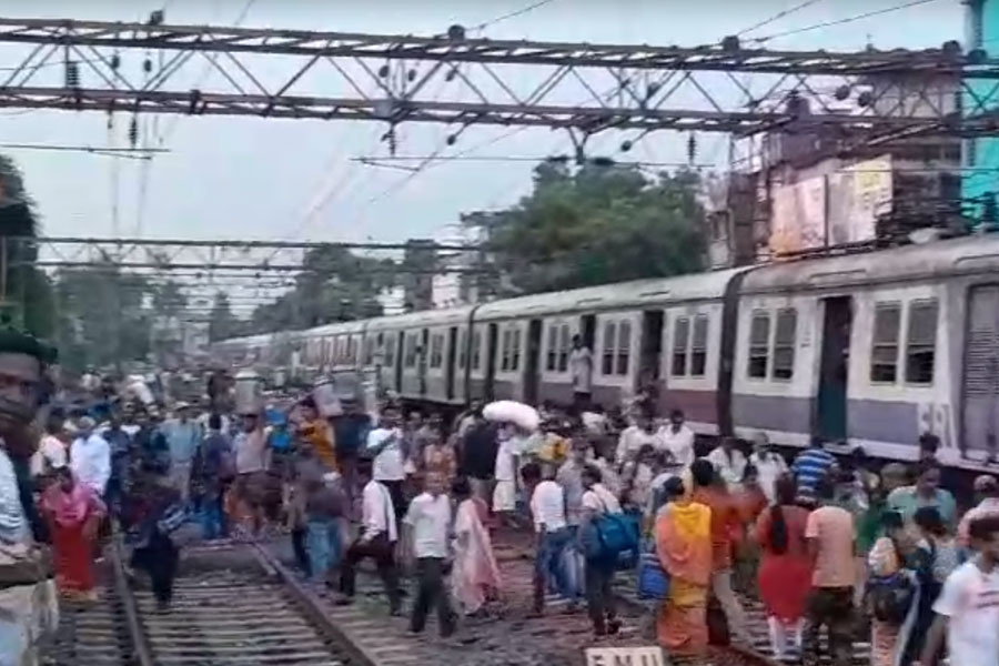 Local trains disrupted in Howrah and Sealdah division due to different problems