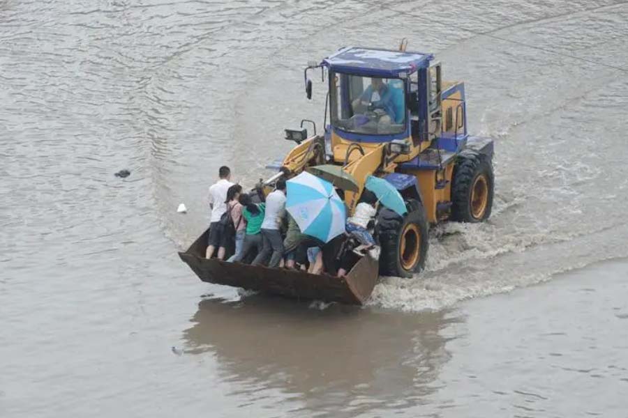 Youth Saves 9 people from a plunged bridge in Telangana