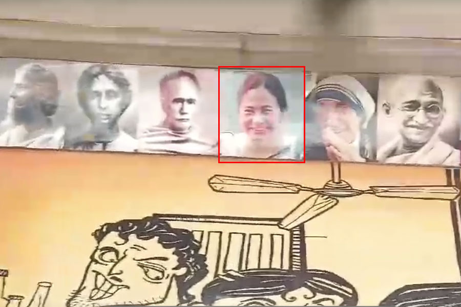 Viral Photo: CM Mamata Banerjee's picture between Mother Teressa and Vidyasagar at a sweet shop in Basanti