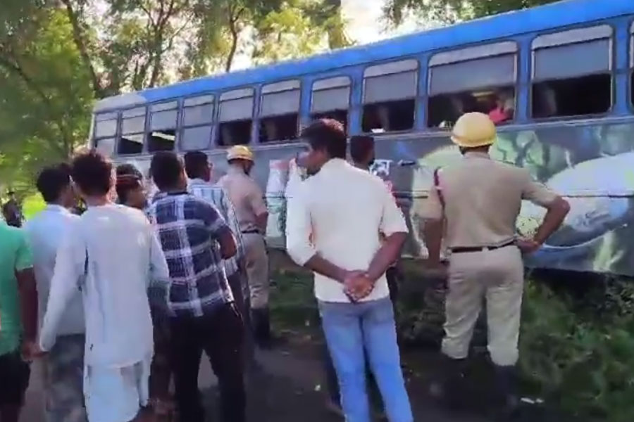 South Dinajpur: fire at govt. bus at despite strike withdrawn by tribal community