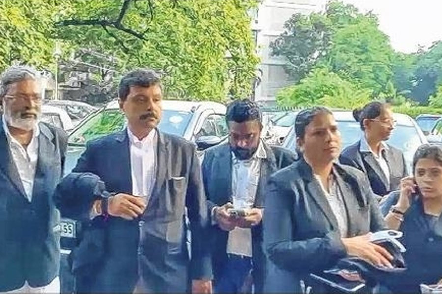 RG Kar Medical College & Hospital: Sandip Ghosh's lawyer joins in human chain