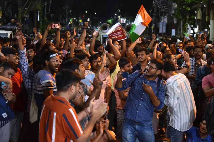 RG Kar case : Doctor stage night long protest