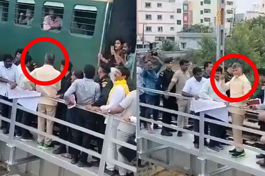 Chandrababu Naidu escapes accident in Andhra Pradesh