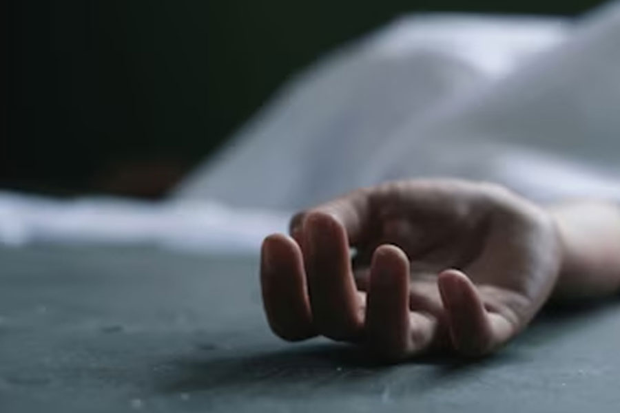 Mysterious death of housewife at Balurghat