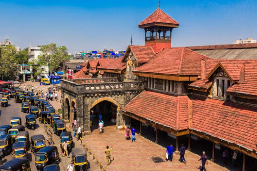 9 injured in stampede at Bandra railway station in Mumbai