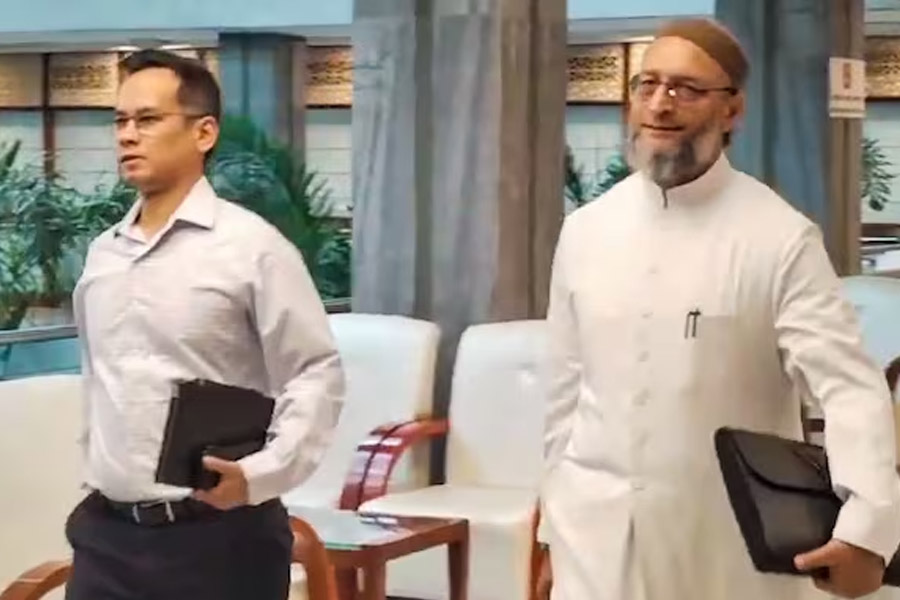 Brawl between NDA, Opposition MPs during Waqf bill panel meeting
