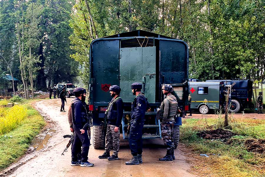 4 police personnel killed in Kashmir encounter