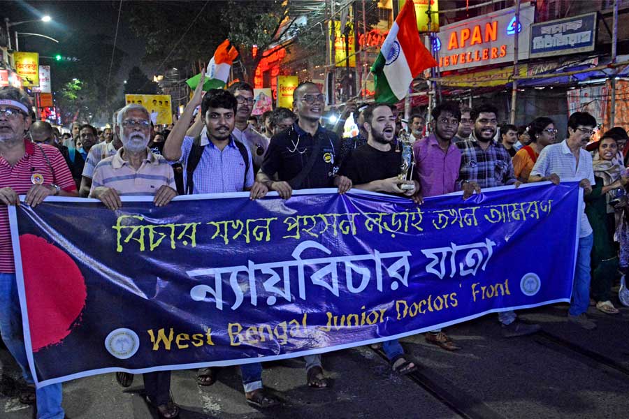 R G Kar Dead Doctor parents supports WB Govt in Sanjay Roy Capital punishment Case