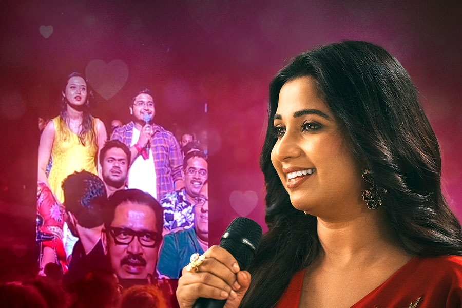 Man Proposes To Lady Love At Shreya Ghoshal's Kolkata Concert, Video Viral