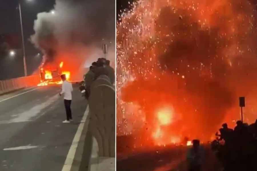 Maharashtra: Pregnant Woman Has Narrow Escape as The Ambulance Explodes