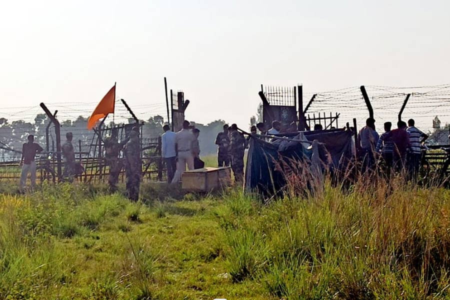 Deadbody of teacher found in Bangladesh border handed over by flag meeting of BGB-BSF in Balurghat