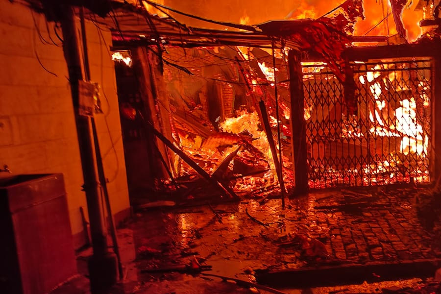 Kolkata: Huge fire broke out near Nimtala ghat at midnight