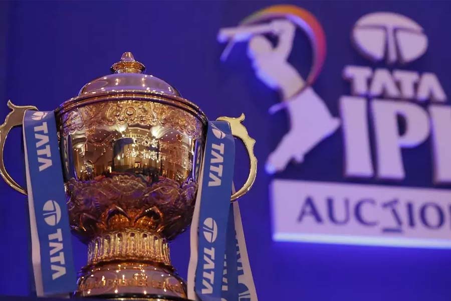 IPL allows using saliva in ball during tournament