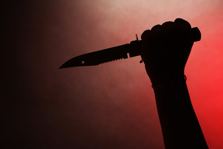 A toto driver allegedly tring to stab a man in Balurghat
