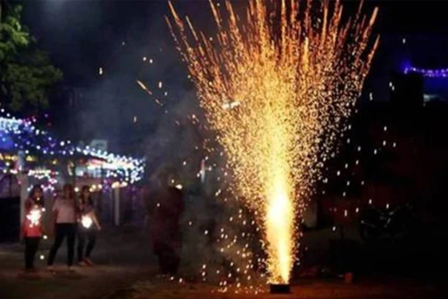 Pune man dies after being hit by car while bursting firecrackers