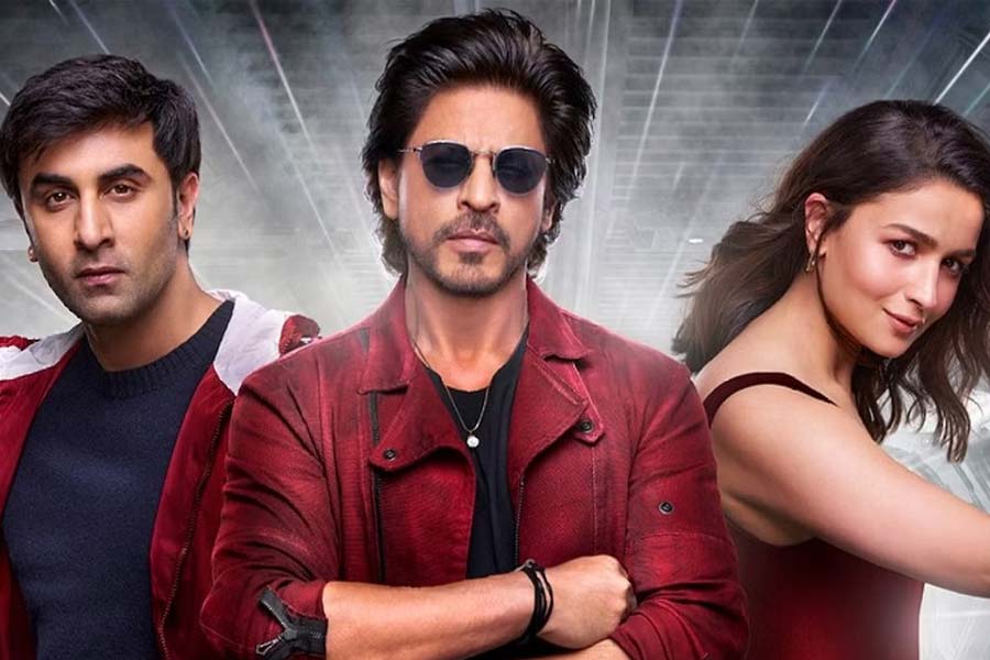 actress Alia Bhatt channels her inner Safeena, complaints about Ranbir in new ad with SRK