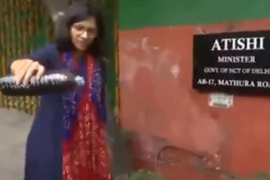 Swati Maliwal offers Atishi 'black' water brought from Delhi resident's house