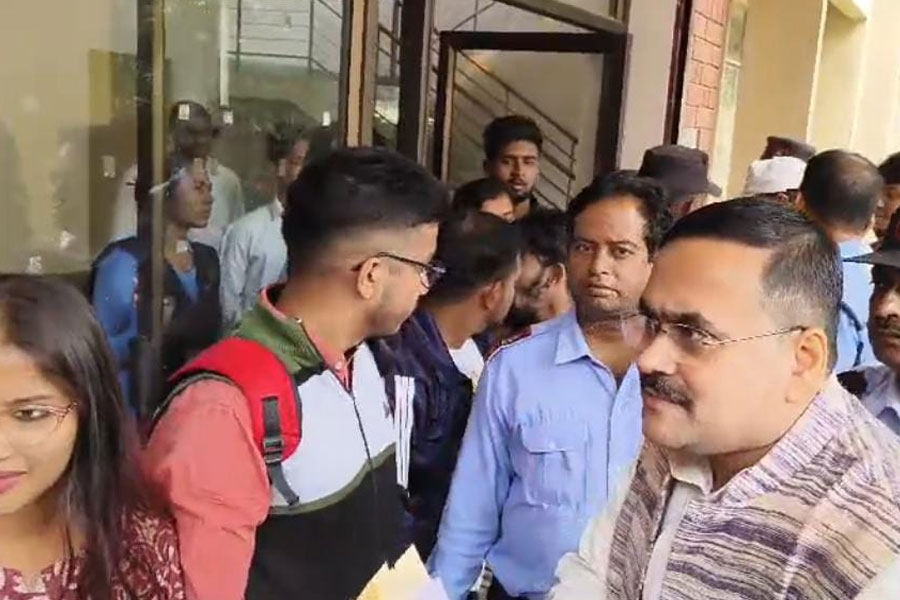 Visva Bharati University: Students stages protest, chaos on BJP Leader Appearance