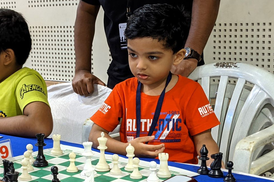 Magnus Carlsen meets 3-year-old prodigy Anish Sarkar