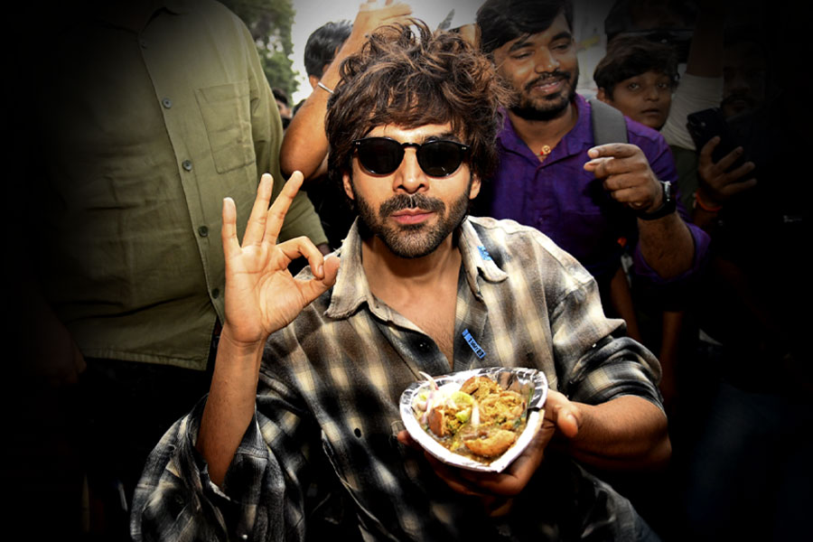 Kartik Aaryan Enjoying Litti Chokha For First Time In Bihar