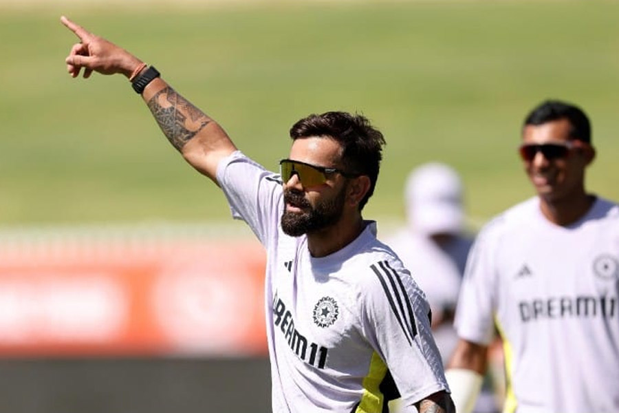 India team practices in tight security, fan visits with ladder to see