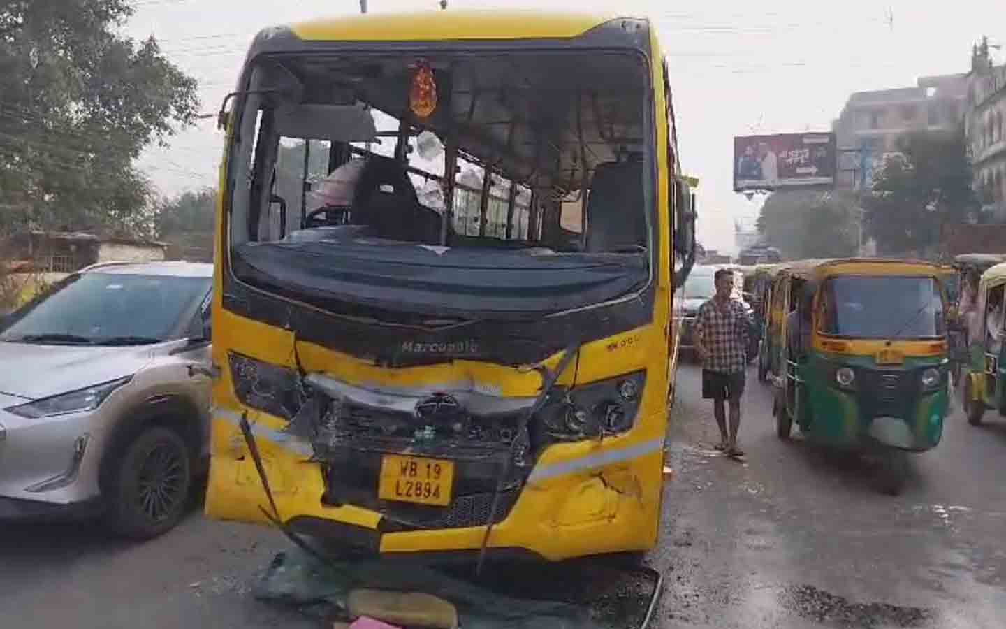 Kolkata Road Accident: Kolkata Police Car met an accident in BT Road, 18 injured
