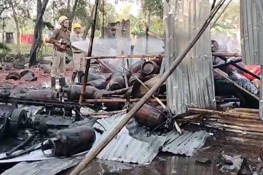 Cylinder blast during work in gold factory at Barasat, three labourers injured