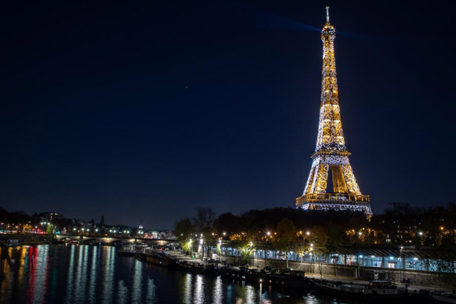 Eiffel Tower catches fire