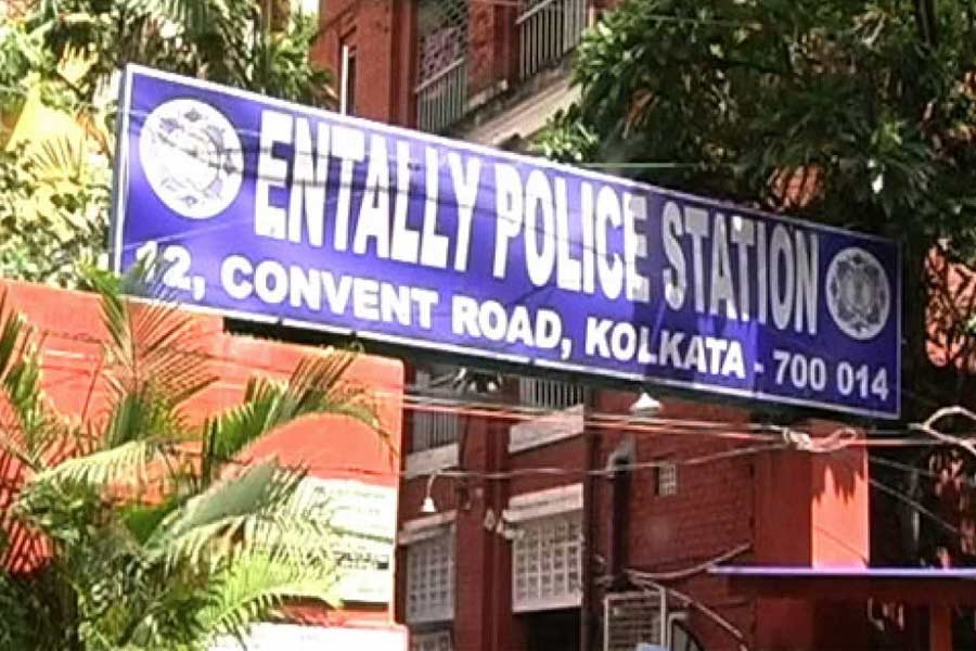 Kolkata police allegedly hackled in Entally