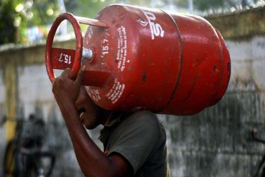 Water instead of gas in cylinders special team raids gas distributor's office in Balurghat