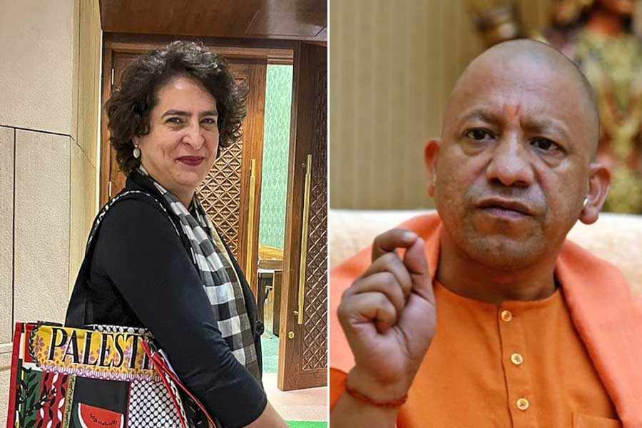 CM Yogi took jibe at Priyanka Gandhi on carrying palestine bag