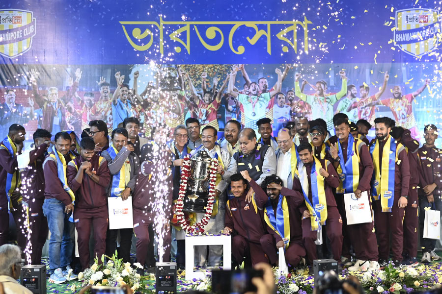 মহাসমারোহে ভবানীপুর ক্লাবে সংবর্ধনা সন্তোষজয়ীদের, ৩ লক্ষ টাকা পুরস্কার দিলেন টুটু বোস