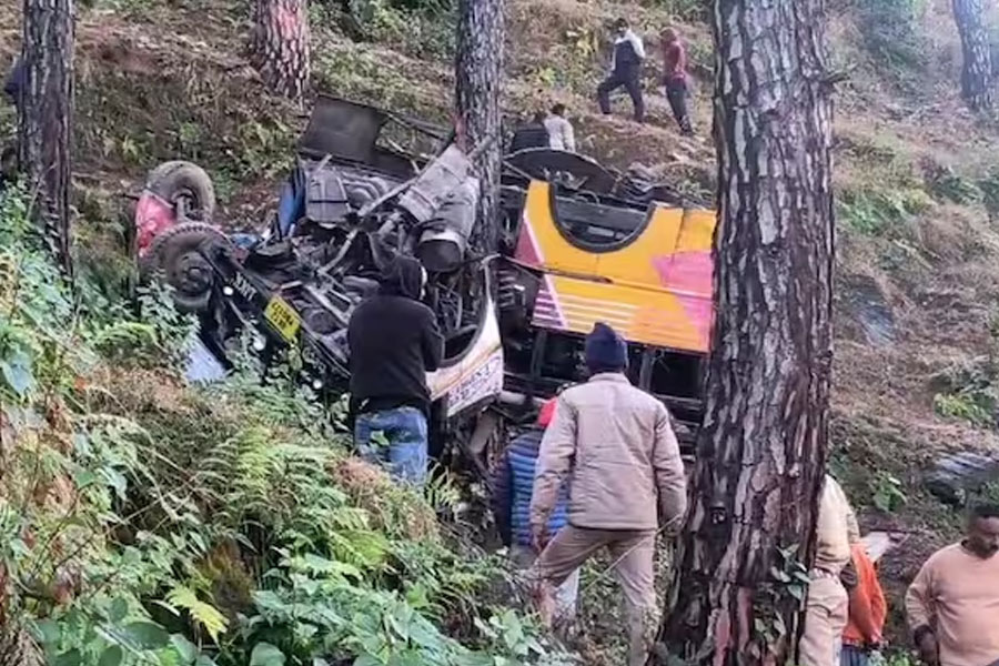 5 killed, 17 injured due to bus accident in Uttarakhand
