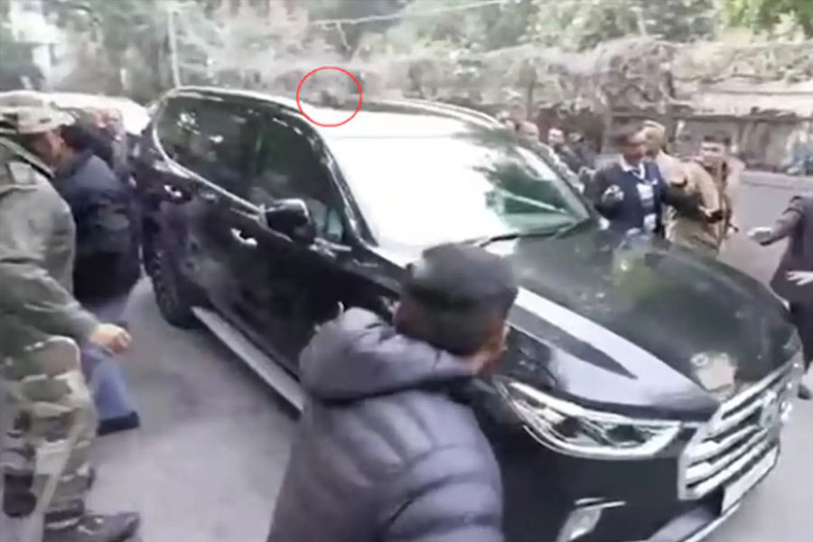 Arvind Kejriwals car attacked by goons in New Delhi