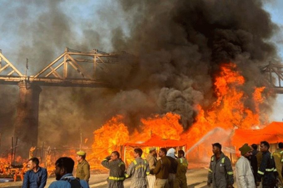 Massive Fire breaks out at Mahakumbh fire tenders present at the spot