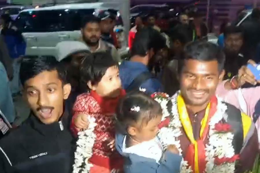 কলকাতায় সন্তোষ ট্রফিজয়ী বাংলা টিম, ঢাকের তালে অভ্যর্থনা জানালেন মন্ত্রী অরূপ