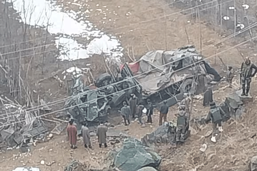4 soldiers killed Army truck rolls down hill in Jammu and Kashmir