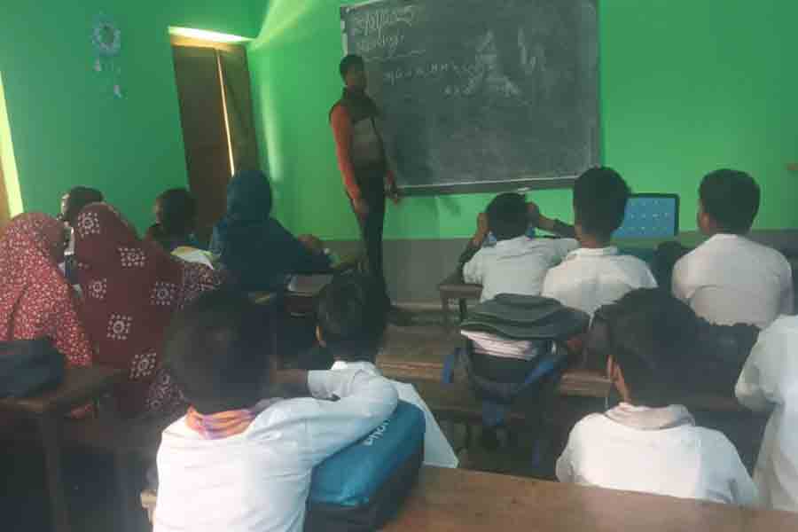 Non Teaching staff taking class in Ketugram School