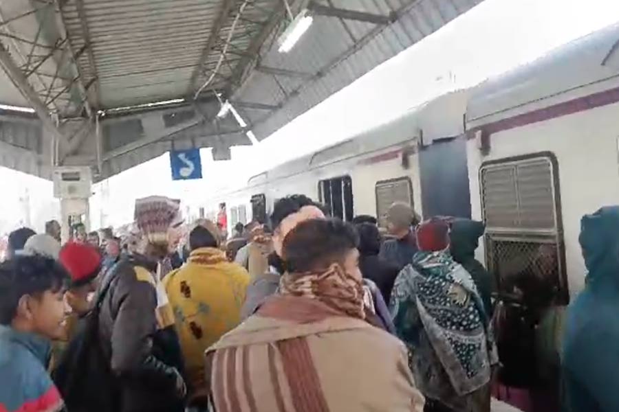 Fire scare broke out in Sealdah Hasnabad local