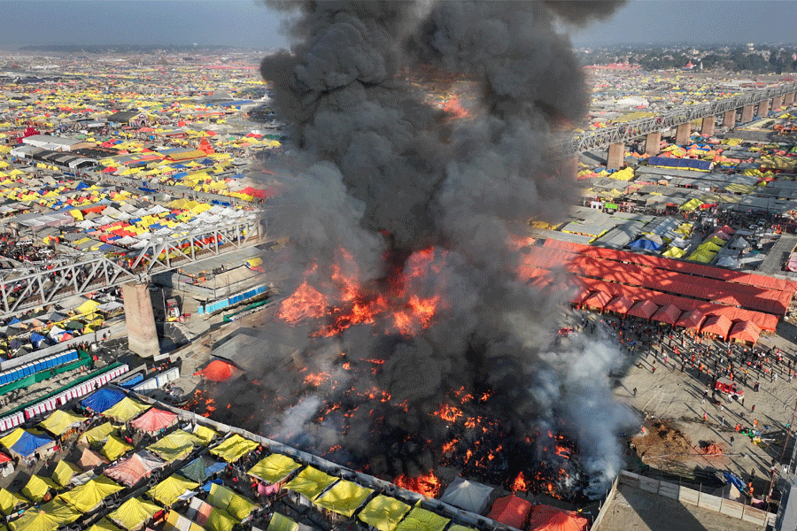 Viral Video of Fire breaks out at Mahakumbh Mela